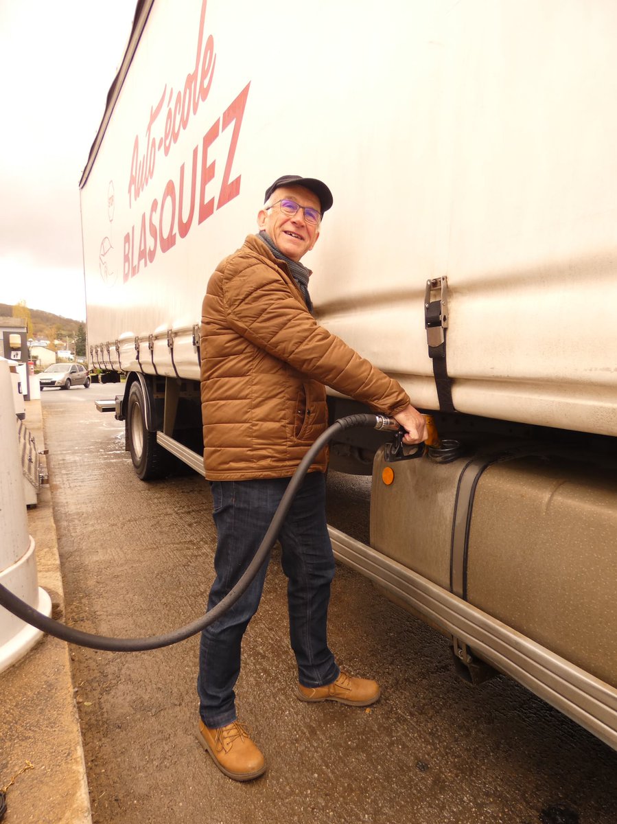 CCcoeurdefrance's tweet photo. La Communauté de Communes Cœur de France participe à l'élan de solidarité en faveur des réfugiés ukrainiens en offrant un plein de gazole pour le camion qui partira lundi matin à destination d'Otwock. https://t.co/G5egKH2avs
