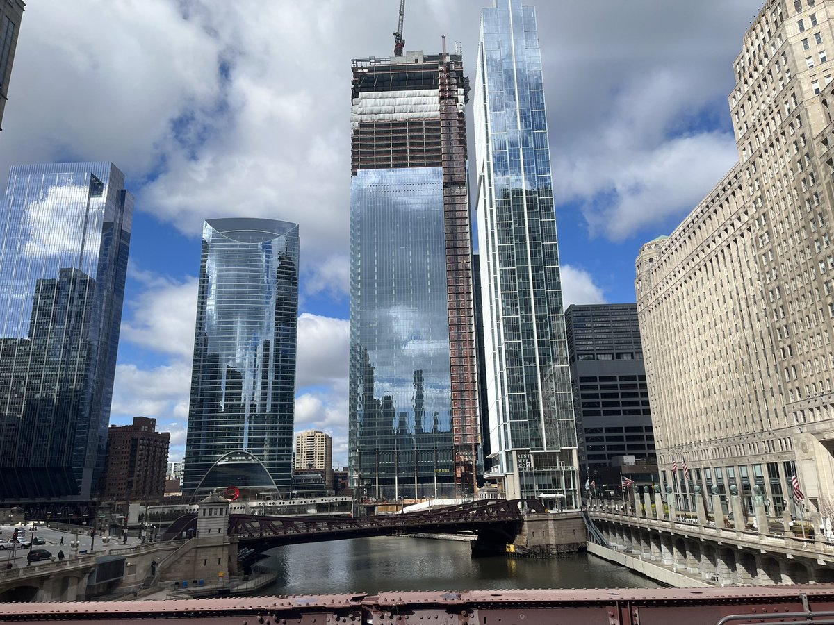 chicagobars's tweet photo. As newly (self) appointed CTA tourism czar I’m here to say it’s a pretty city and for just $5 you can enjoy unsurpassed views of it all day long from the brown line. 

Also there are many fine bars near every downtown stop. 🍻🚋🍻🏙🌇🌃 https://t.co/RLTfaG39tq