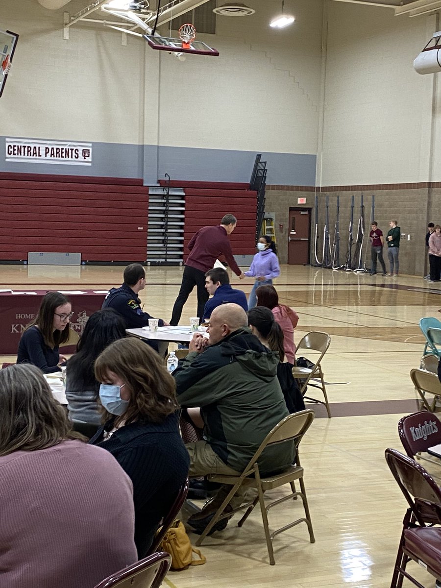 MsHellyersClass's tweet photo. Happy to support my student for the Personal Best Award! @GFC_Activities @GFSchools #OnwardCentral https://t.co/fSjyvvmxfI