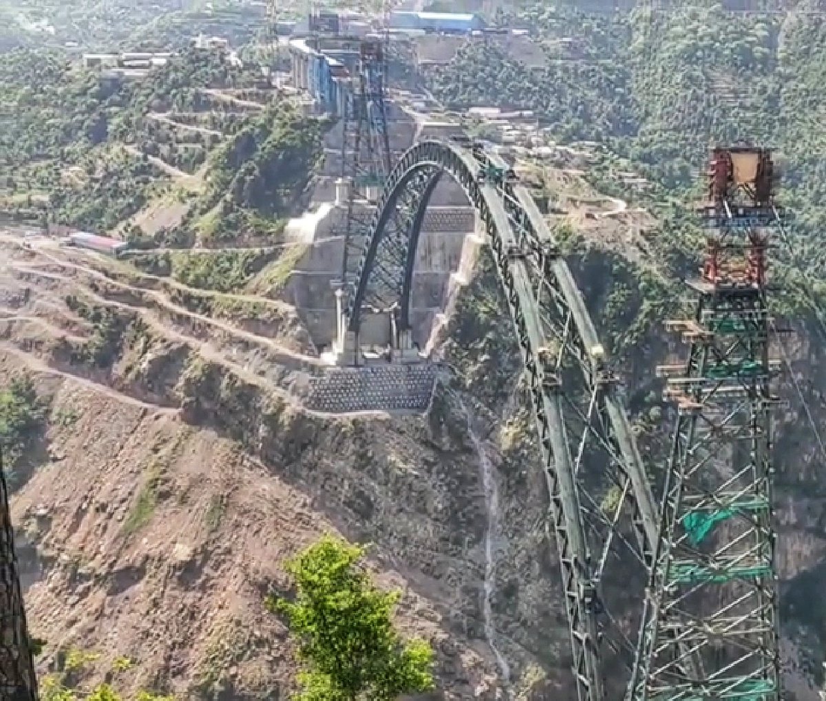 trains_are_best's tweet photo. .. Some recent photos of some of the problematic sites:..6/7

#Kashmir_rail_link #Chenab_Rail_Bridge #Ruling_Gradient #Himalayan_Geology #Slope_Failures https://t.co/hG1usuABXE