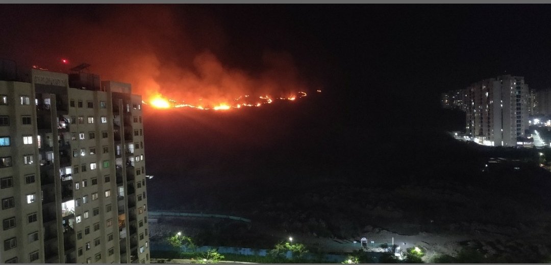 deepakdhirhe's tweet photo. @MahaForest Massive fire broke out on forest Hill in  Hinjewadi Phase 3, Maan, Pune. Behind Megapolis Symphony Society. Called forest helpline and firebrigade but no help yet. @AUThackeray @supriya_sule @AjitPawarSpeaks @CMOMaharashtra https://t.co/1piWYnQ6oc