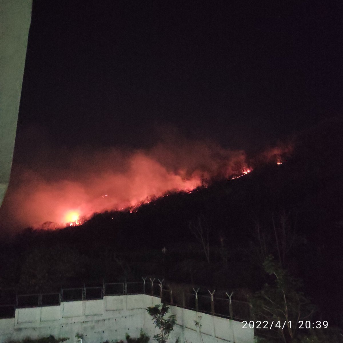 deepakdhirhe's tweet photo. @MahaForest Massive fire broke out on forest Hill in  Hinjewadi Phase 3, Maan, Pune. Behind Megapolis Symphony Society. Called forest helpline and firebrigade but no help yet. @AUThackeray @supriya_sule @AjitPawarSpeaks @CMOMaharashtra https://t.co/1piWYnQ6oc