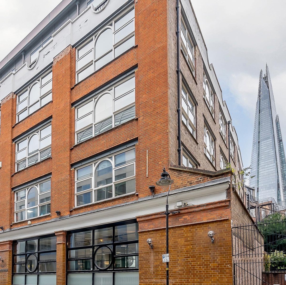 _SouthwarkIntro's tweet photo. Available now: #Workspace at #Shand House

▫️3,762 sq ft of 2nd floor #offices
▫️Prime #LondonBridge location
▫️Fully fitted out
▫️Converted characterful former warehouse 

Visit https://t.co/E9OiA0Knkg to find out more or contact @BNPPRE_UK directly 📩 https://t.co/xbRsE1eEaH