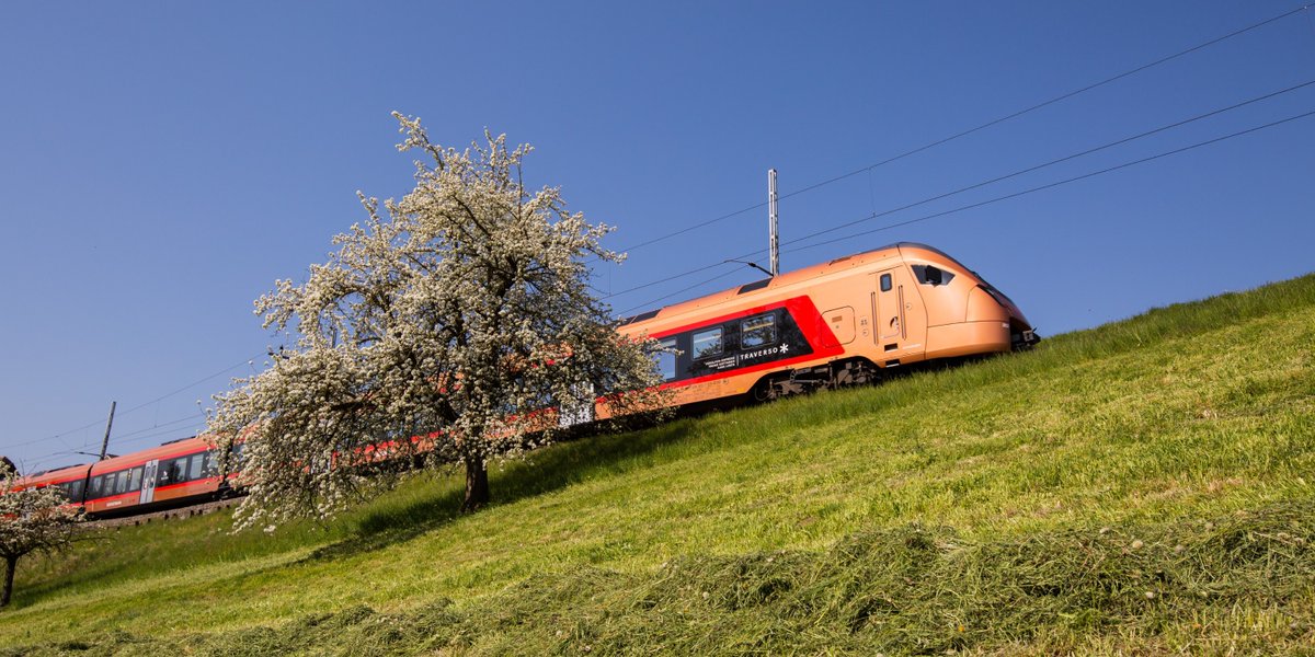 sob_ch's tweet photo. Rein in den Monat April: Mit dem #Traverso unterwegs bei #Merlischachen. Mit unserem Bild des Monats wünschen wir euch ein schönes #Wochenende.  🚇😍 https://t.co/6YZbalnufJ
