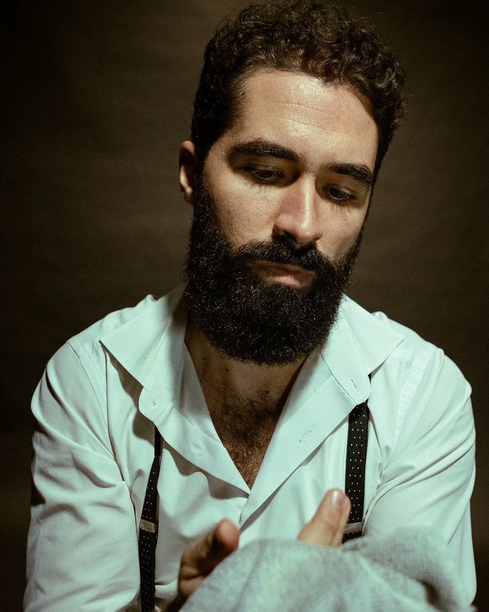 BarberiaGyC's tweet photo. ... pero siempre con elegancia. 🎩
💈 @barberiagyc  💈
Modelo: @soymanuelmoya 
Fotógrafa: @ellieatgigs 
#barberiagyc #barberia #barbershop #gyc #barbero #barber #barberos #barbers #pelo #hair  #cera #grooming #men #gentlemen #cabello #caballero #hombre #barberiaenmadrid #barba https://t.co/fmaiJyk86y