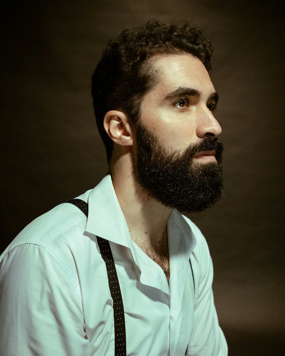 BarberiaGyC's tweet photo. ... pero siempre con elegancia. 🎩
💈 @barberiagyc  💈
Modelo: @soymanuelmoya 
Fotógrafa: @ellieatgigs 
#barberiagyc #barberia #barbershop #gyc #barbero #barber #barberos #barbers #pelo #hair  #cera #grooming #men #gentlemen #cabello #caballero #hombre #barberiaenmadrid #barba https://t.co/fmaiJyk86y