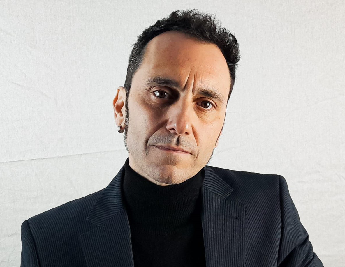 El cantante y compositor Verchili estrena su nuevo single y videoclip «Distinto«, un melódico tema con varios cambios de ritmo que desemboca en un estribillo luminoso y pegadizo, con ecos del pop electrónico de los 80..

elmundodetulsa.com/verchili-singl…