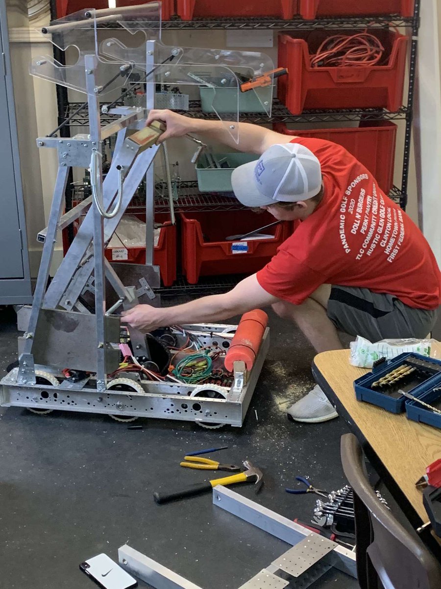 RedwolvesRobot's tweet image. Final improvements before our competition this weekend @ Troy