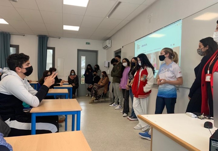 Visite des collégiens de 3e du <a href="/BalzacGsu/">GsuBalzac</a> ce matin accueillis par Mme Petton proviseur adjoint et Mme Lini CPE pour 1 présentation de la classe de 2nde avec témoignages et conseils de lycéens pour réussir dans leurs études et un focus sur la MDL. Vivement septembre 😀! <a href="/aefeinfo/">AEFE</a>
