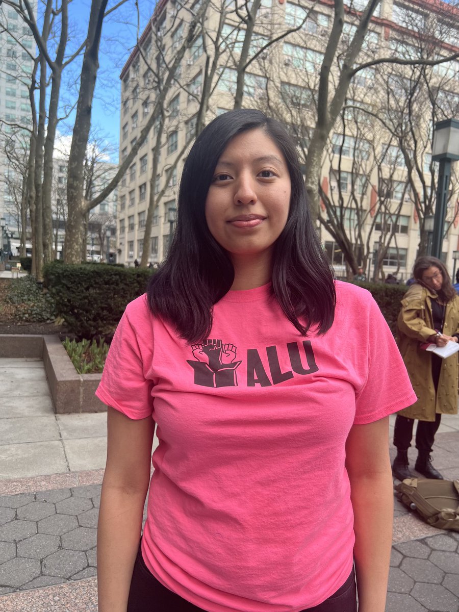 LaurenKGurley's tweet photo. This is Karen Ponce, a JFK8 worker and ⁦@amazonlabor⁩ organizer. She commutes 2 hours from Brooklyn to JFK8 to work. Before Amazon, she worked at Popeye’s. 

“I just learned about unions, but now I think every job needs a union.” https://t.co/4Uf9h5OXXp