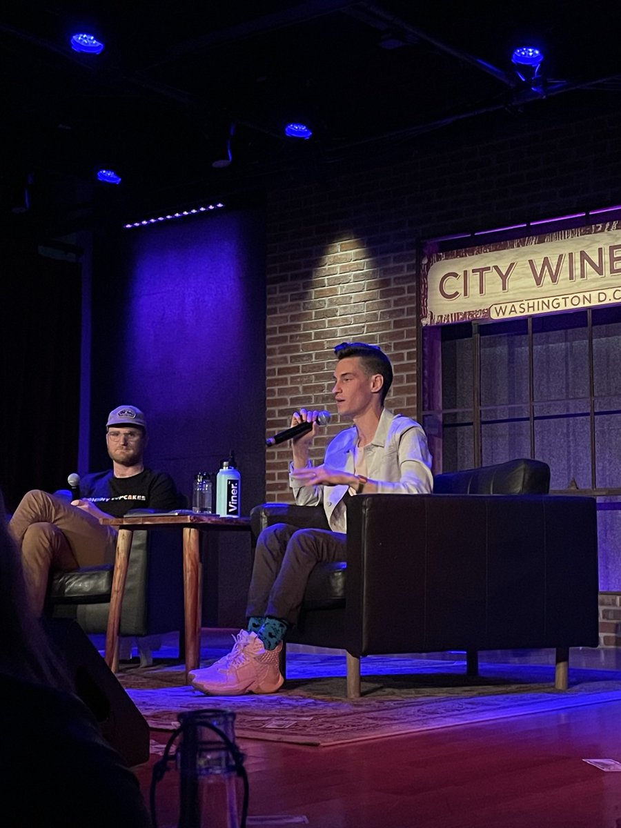 yts624's tweet photo. Thanks @PotterlessPod for an amazing live show last night! So glad you came to DC. Sorry our phones heckled you #wizardon https://t.co/rglfB05EKQ