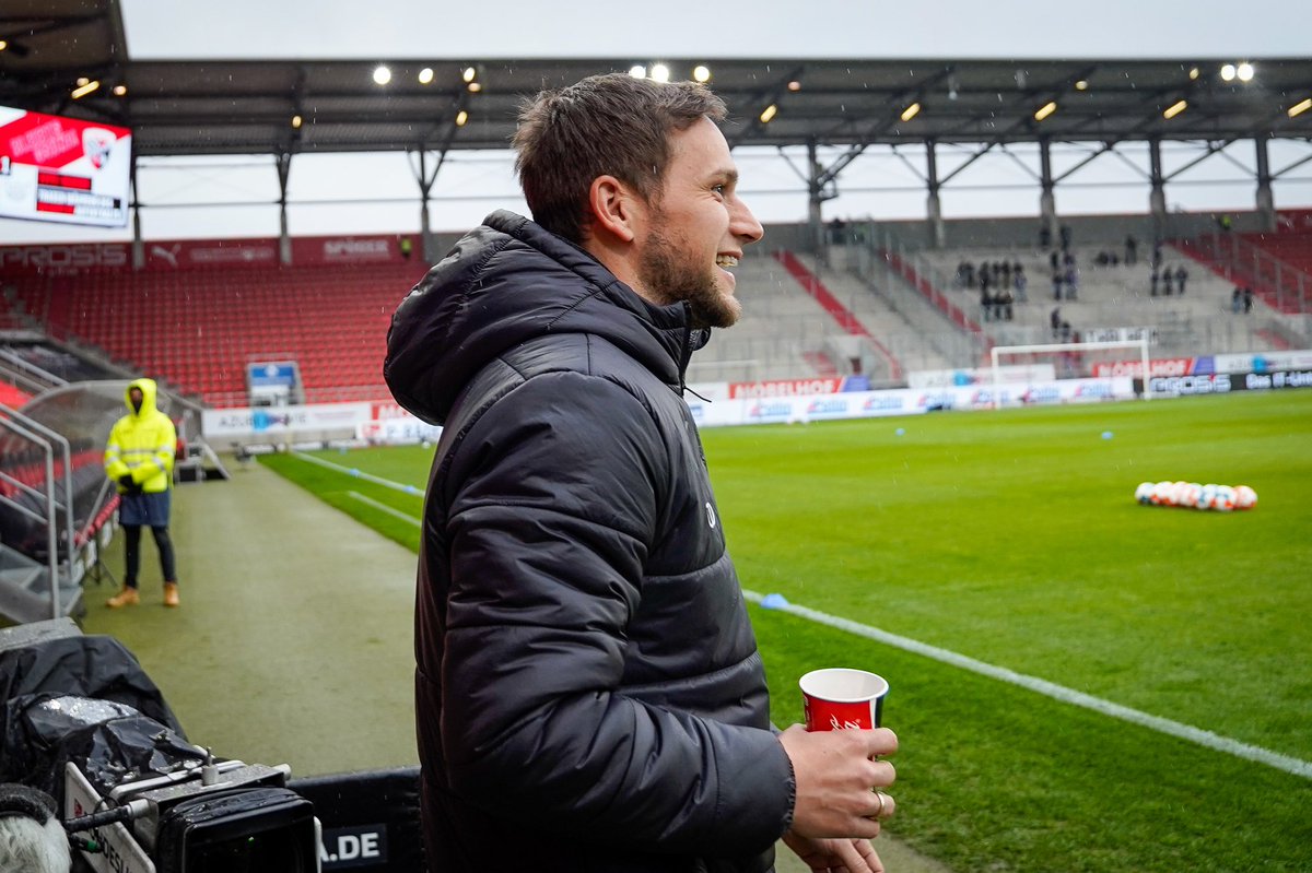 🎶 Guess who’s back, back again…🎶😁 <a href="/MichaelHeinloth/">Heini</a> #Schanzer #FCIAUE #Matchday