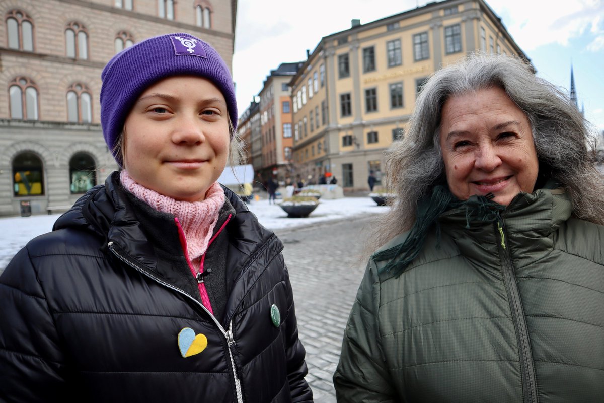 levandehistoria's tweet photo. GretaThunberg and @FFF_Sweden met Anabela Lemos, an environmental defender from Mozambique, who is awarded the #PerAngerPrize 2022.
#ClimateJustice #HumanRights  @weeffect  @JA4change https://t.co/dINfWil1cN