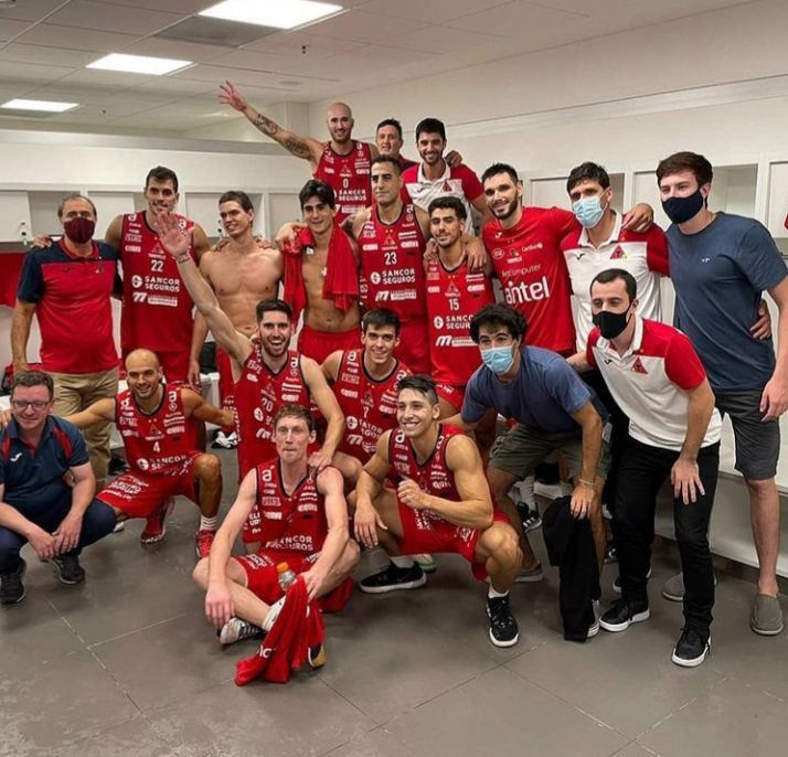 ¡Felices 100 años de vida ! Gracias por dejarme participar de una mínima.parte de esa historia,¡
Saludos a toda la buena gente que conocí conocí el club, salú!