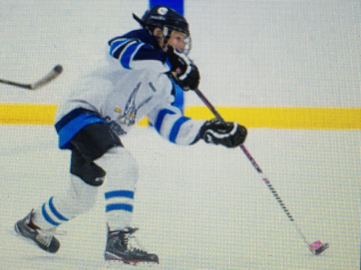 Head up shooting from Dman Grant. Great skill to always play the game with awareness.