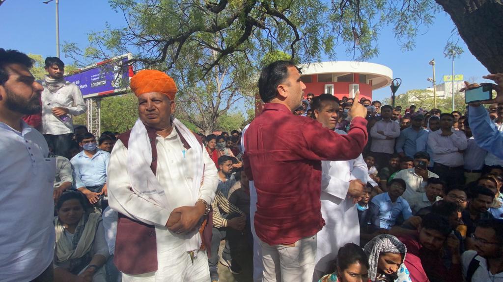 NarayanBeniwal7's tweet photo. कोरोना के आपातकाल में चिकित्सा विभाग में कोविड हेल्थ सहायक,UTB डॉक्टर, ANM,लैब सहायक,लैब टेक्नीशियन, फार्मासिस्ट,DDC हेल्पर,कोविड हेल्थ कन्सल्टेंट इत्यादि पदों पर लगे हुवे कार्मिको को प्रदेश सरकार ने हटाने के आदेश किये है इन आदेशों को निरस्त कर तुरंत इनकी सेवा बहाल करे। https://t.co/6Jj7PKYj18