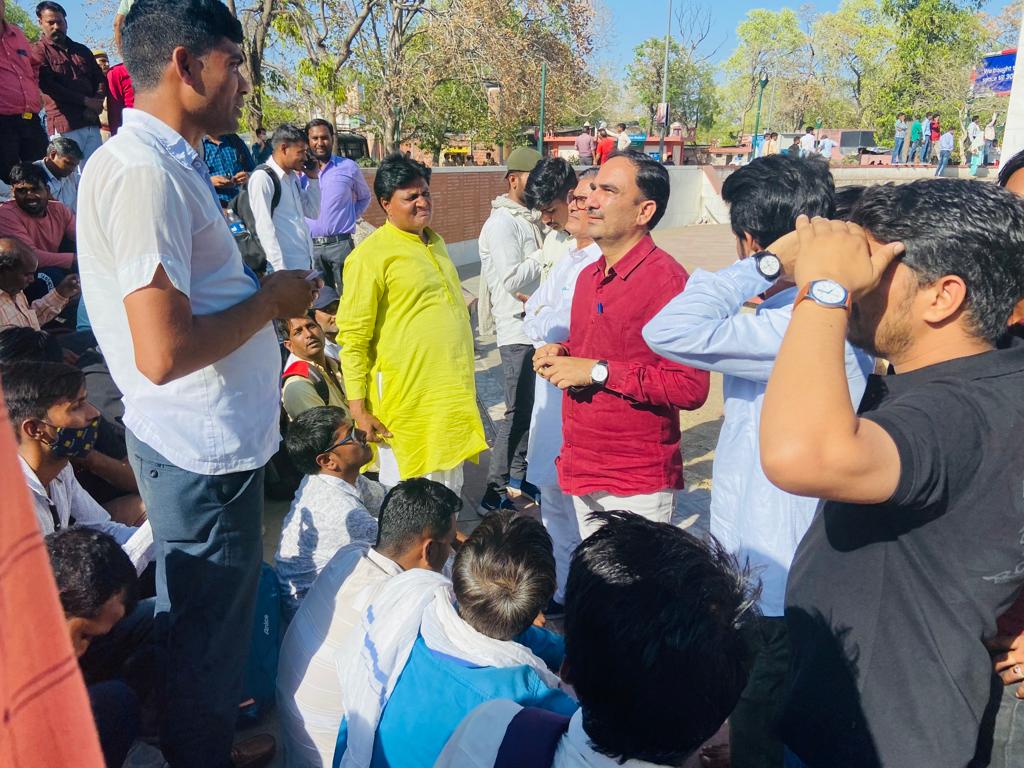 NarayanBeniwal7's tweet photo. कोरोना के आपातकाल में चिकित्सा विभाग में कोविड हेल्थ सहायक,UTB डॉक्टर, ANM,लैब सहायक,लैब टेक्नीशियन, फार्मासिस्ट,DDC हेल्पर,कोविड हेल्थ कन्सल्टेंट इत्यादि पदों पर लगे हुवे कार्मिको को प्रदेश सरकार ने हटाने के आदेश किये है इन आदेशों को निरस्त कर तुरंत इनकी सेवा बहाल करे। https://t.co/6Jj7PKYj18