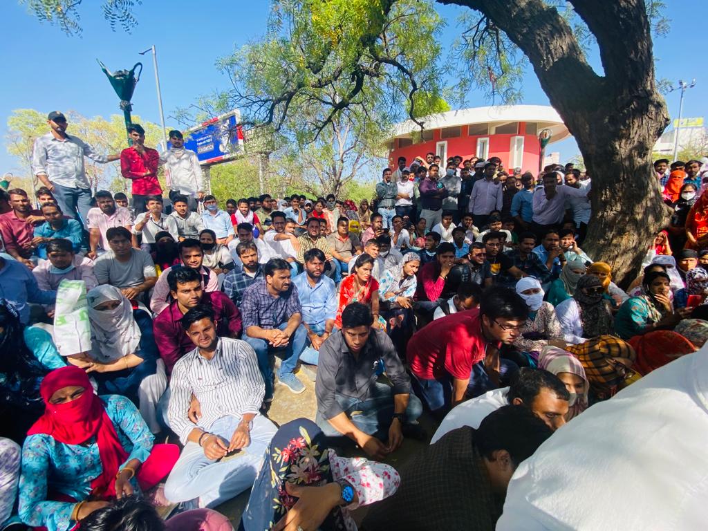 NarayanBeniwal7's tweet photo. कोरोना के आपातकाल में चिकित्सा विभाग में कोविड हेल्थ सहायक,UTB डॉक्टर, ANM,लैब सहायक,लैब टेक्नीशियन, फार्मासिस्ट,DDC हेल्पर,कोविड हेल्थ कन्सल्टेंट इत्यादि पदों पर लगे हुवे कार्मिको को प्रदेश सरकार ने हटाने के आदेश किये है इन आदेशों को निरस्त कर तुरंत इनकी सेवा बहाल करे। https://t.co/6Jj7PKYj18