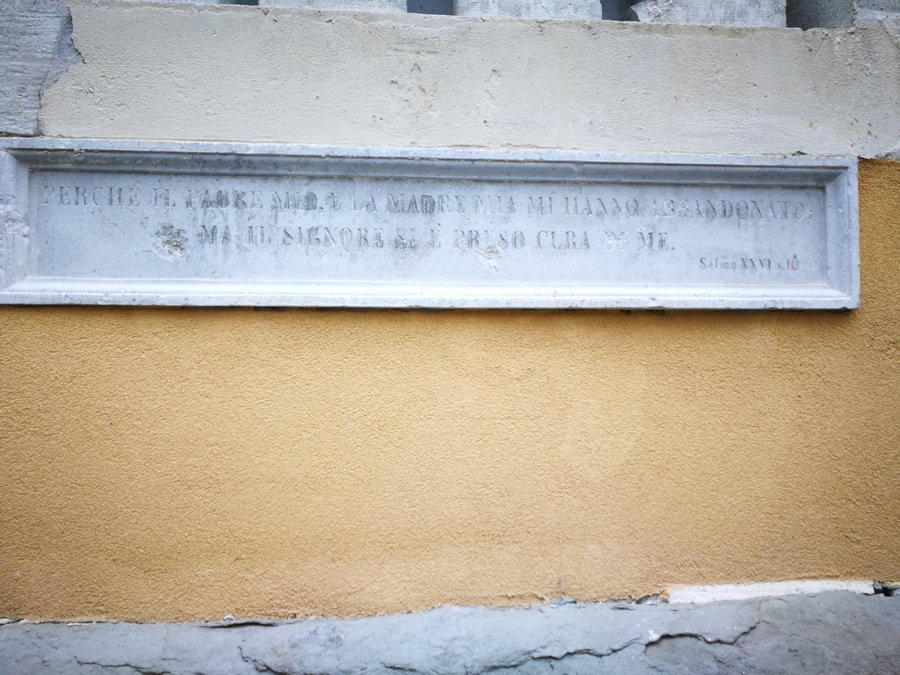 EMarcovich's tweet photo. #divulgo la ruota degli esposti sul lato del #OspedalMaggiore di #Trieste. Costruita a metà Ottocento, consentiva di abbandonare figli indesiderati. Citazione di un Salmo. Restaurata nella ridipintura del fianco dell'ospedale. https://t.co/MaDRNyeNz7