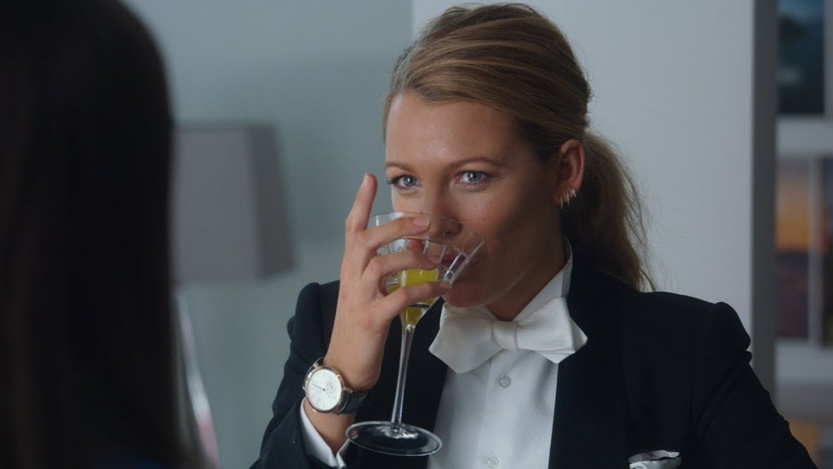 Classes have kept her busy for the longest time.
Thankfully her schedule is now little less cramped up with psychology related courses, which means more free time.

And more free time means...
Being back at The Wicked Kiss, ready to serve drinks.