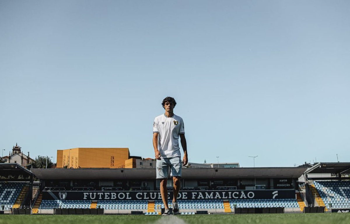 Samuel Lobato ou mais uma folha caída do eucalipto dos ‘três grandes’. Aos 20 anos, é notório que a Liga Revelação não corresponde ao seu patamar qualitativo e que não aterre no lote do “prometia tanto”, principalmente se o motivo for o uso de um médio ofensivo a defesa-direto