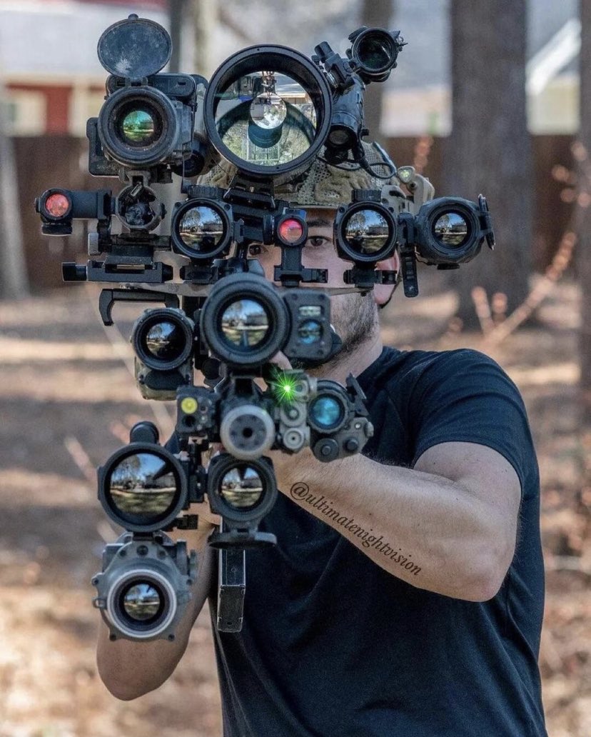SchmidWiz's tweet photo. When that common item has the most mod slots over all your other gear #attachments https://t.co/nNcVe6dnkj