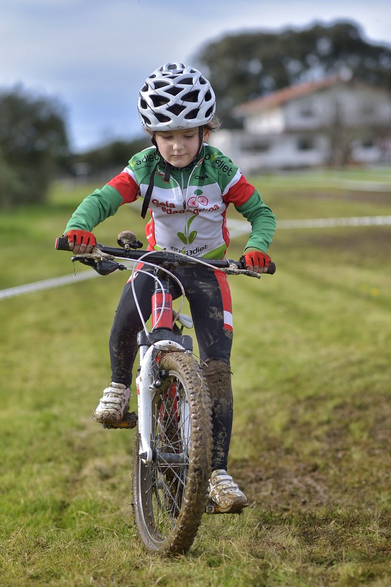 GelaPedagogikoa's tweet photo. Bihar, apirilak 2 larunbata, gure #BTT Eskolak Berrizko Mini Green Series txapelketako lehian parte hartuko du. Ondo pasa gazteak!
Mañana sábado 2 de abril en Berriz se disputan las #MiniGreenSeries y nuestra BTT Eskola participará en el evento. ¡A disfrutar! 
👏👏💪💪😊😊 https://t.co/DWVsQ3mc9j