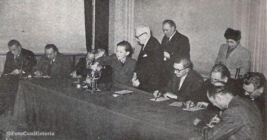11/7/1930, a 2 días del comienzo del Mundial, y con las 13 naciones participantes, se realizó el Primer sorteo. Argentina, Chile, Francia, México, Brasil, Bolivia, Yugoslavia, Uruguay, Perú y Rumania, Estados Unidos, Paraguay y Bélgica fueron los participantes. #SorteoQatar2022