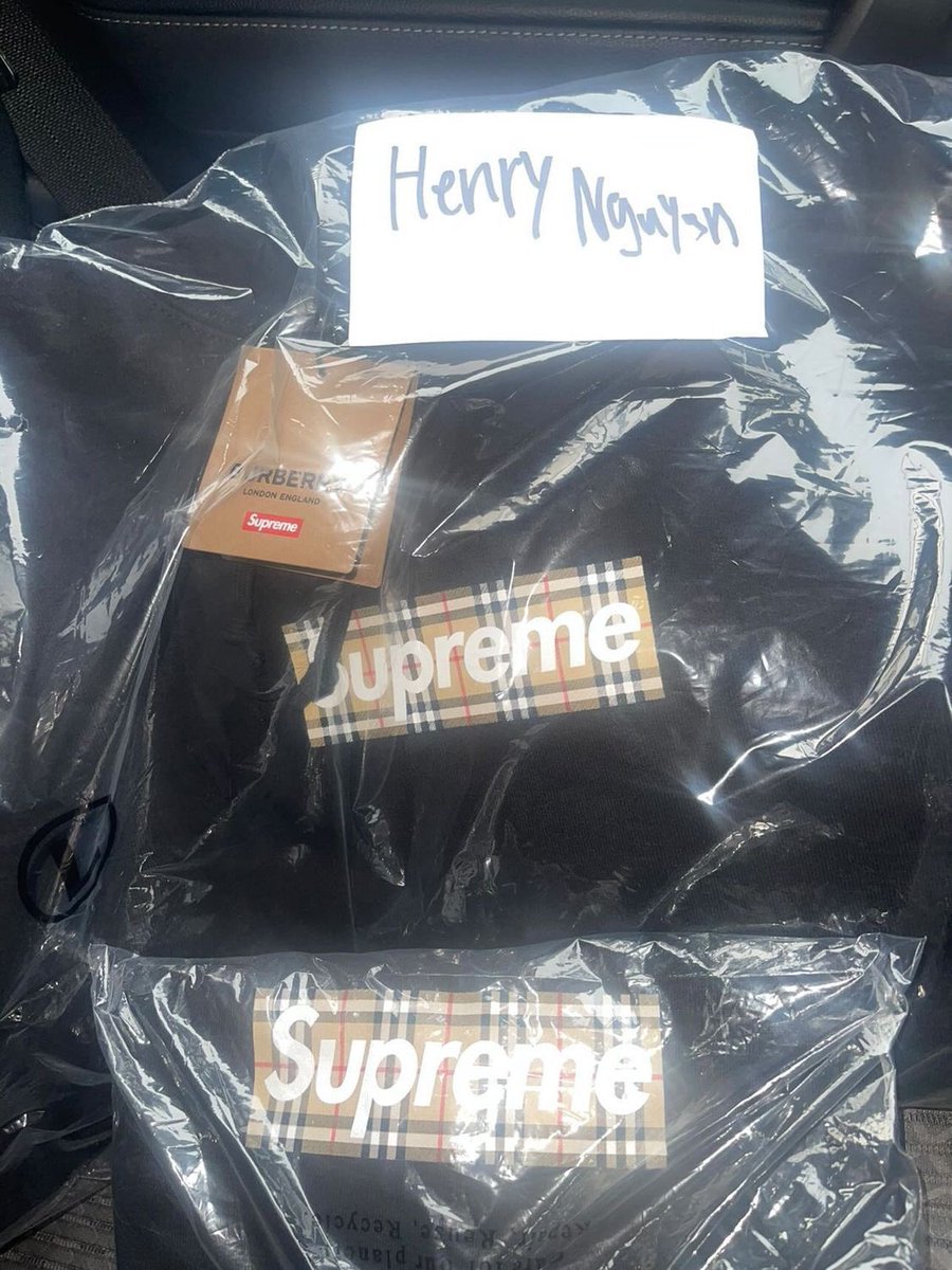 Henrysneak's tweet photo. Need both gone ! Rt plz @GlassCityKicks hoodie &amp; tee both black 70+ refs on IG https://t.co/Nd9E2zTXfy