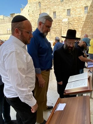Indiana_EDC's tweet photo. #INIsrael | Today, the delegation toured the ancient City of David, where they enjoyed a historical tour of the 3,000-year-old site and shared a spiritual experience with hundreds at the Western Wall. 🇮🇱 https://t.co/feAnmFDElk