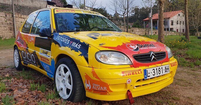 mess_draw's tweet photo. Así lucirá el Saxo de Rodrigo Vila y Marcos Romero en el rally de Noia. Un cambio de imagen para una nueva etapa!
¿Os gusta?
#MessDraw #diseño #design #publicidad #rotulación #vinilo #vinyl #Mactac #wrapping #carwrap #rally #livery #livrea #Arlon #Ritrama #racing #motorsport https://t.co/oVnv6Q2v0R