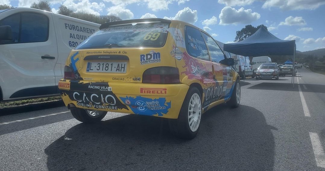 mess_draw's tweet photo. Así lucirá el Saxo de Rodrigo Vila y Marcos Romero en el rally de Noia. Un cambio de imagen para una nueva etapa!
¿Os gusta?
#MessDraw #diseño #design #publicidad #rotulación #vinilo #vinyl #Mactac #wrapping #carwrap #rally #livery #livrea #Arlon #Ritrama #racing #motorsport https://t.co/oVnv6Q2v0R