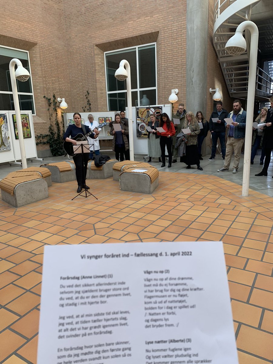 Vi synger foråret ind og fejrer ny sundhedshverdag på <a href="/NSRsygehuse/">NSRsygehuse</a> uden #COVID19 restriktioner. Imponerende så godt medarbejderne har passet de mange patienter gennem to års beredskab <a href="/regionsjaelland/">Region Sjælland</a> <a href="/HeinoKnudsen/">Heino Knudsen</a> #sundpol