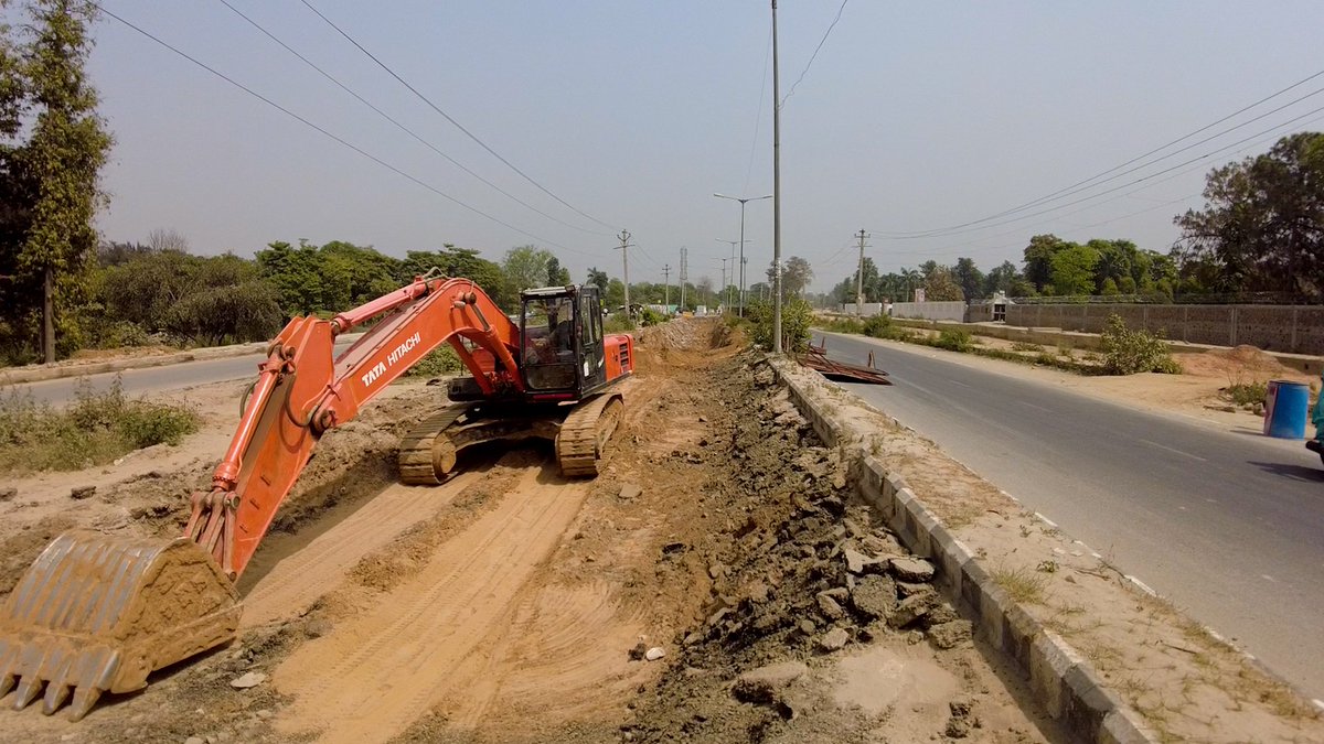 PrakharSahay's tweet photo. As communicated in earlier #DwarkaExpressway Package 2 Underpass work has started in Najafgarh Bijwasan Road on #Delhi side. This Underpass will facilitate the smooth flow of traffic from Najafgarh side towards Rajokri Mor on NH48.

CC: @nitin_gadkari @vaibhav_74 @V_BuildIndia https://t.co/n16ZjdPO5J