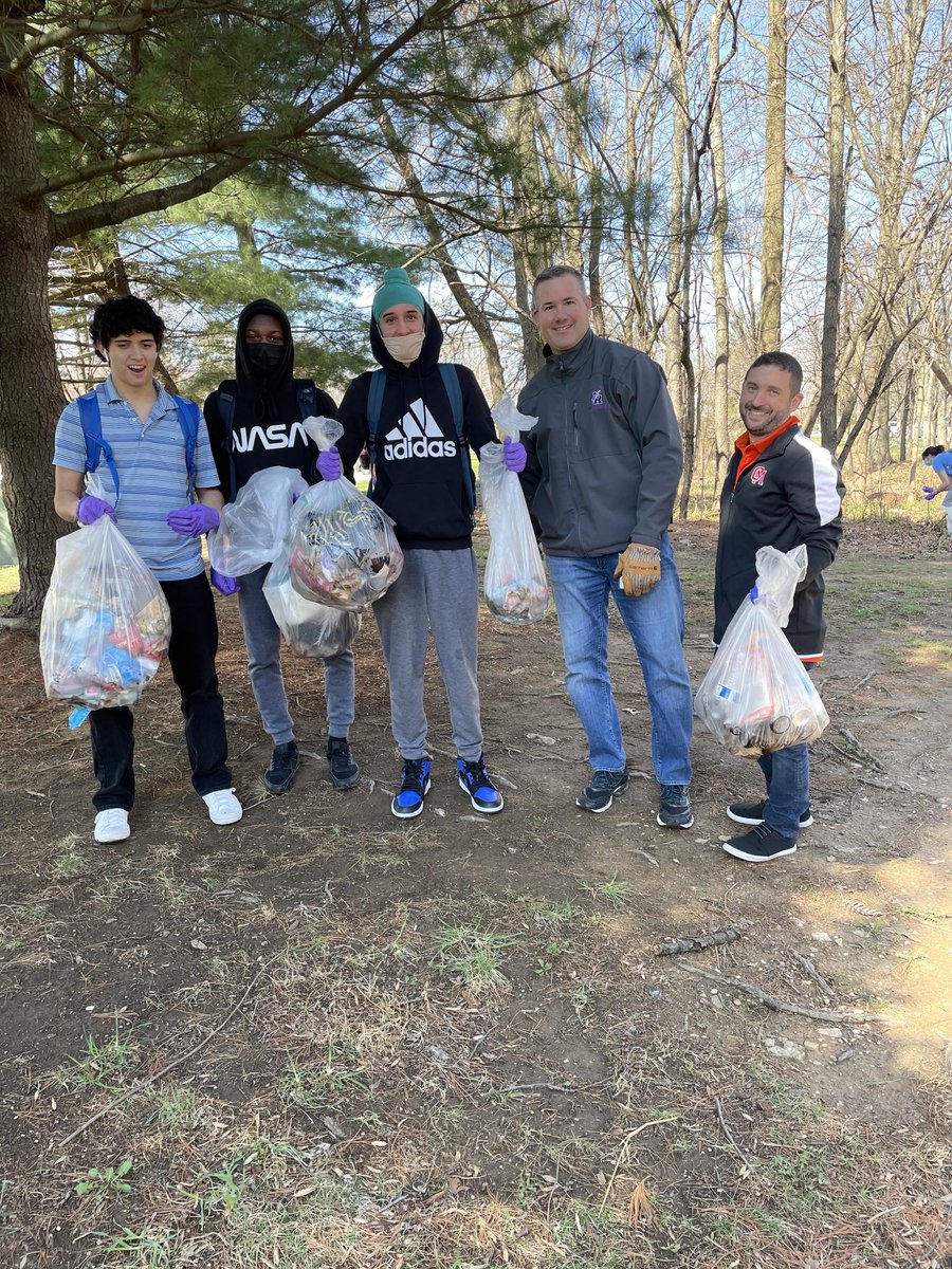 Duff_SciLRHS's tweet photo. Special thanks to Principals Wasilewski and Fink for joining our students in the 20for20 kickoff.  Excited about this cooperative effort of LRHS and OMHS students!! ⁦@hcpss_lrhs⁩ ⁦@hcpss_omhs⁩ ⁦@HCConservancy⁩ ⁦@MsDoodigian⁩ ⁦@LiveGreenHoward⁩ https://t.co/M8RHukmfEF