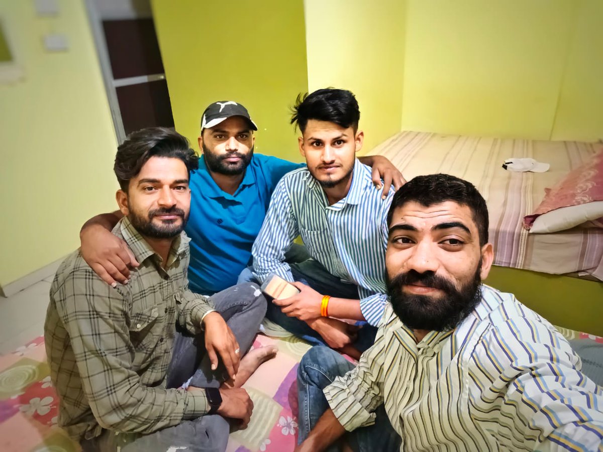 VikasRLYM's tweet photo. हमें नहीं आती उड़ती पतंगों सी चालाकियां!
गले मिलकर गला काट दें,वो मांझा नहीं है हम!!
#TeamRLP https://t.co/91uiksH7pY
