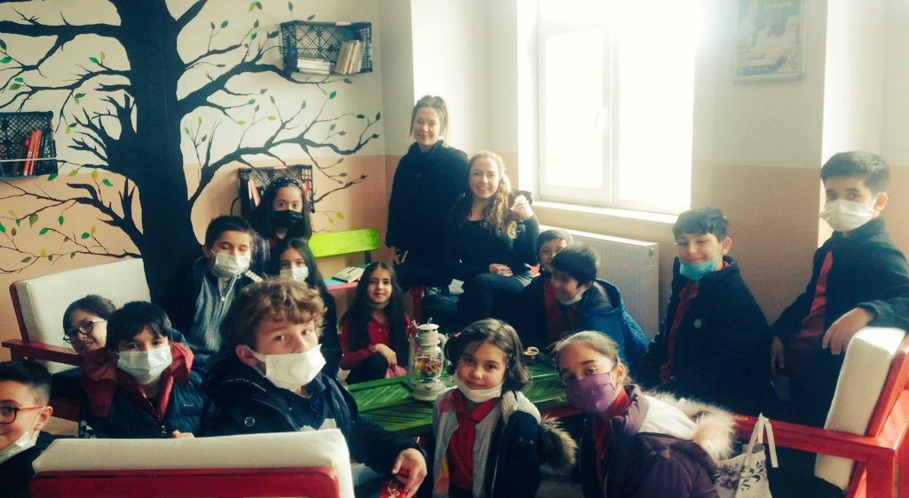 MerkezAtaturkio's tweet photo. Kütüphaneler Haftasında okulumuz öğrencileri Çamlıdere Halk Eğitim Merkezinde oluşturulan Sıfır Atık Kütüphanesine ziyarette bulundular📚🎈🎊 https://t.co/nsJRTprF8H
