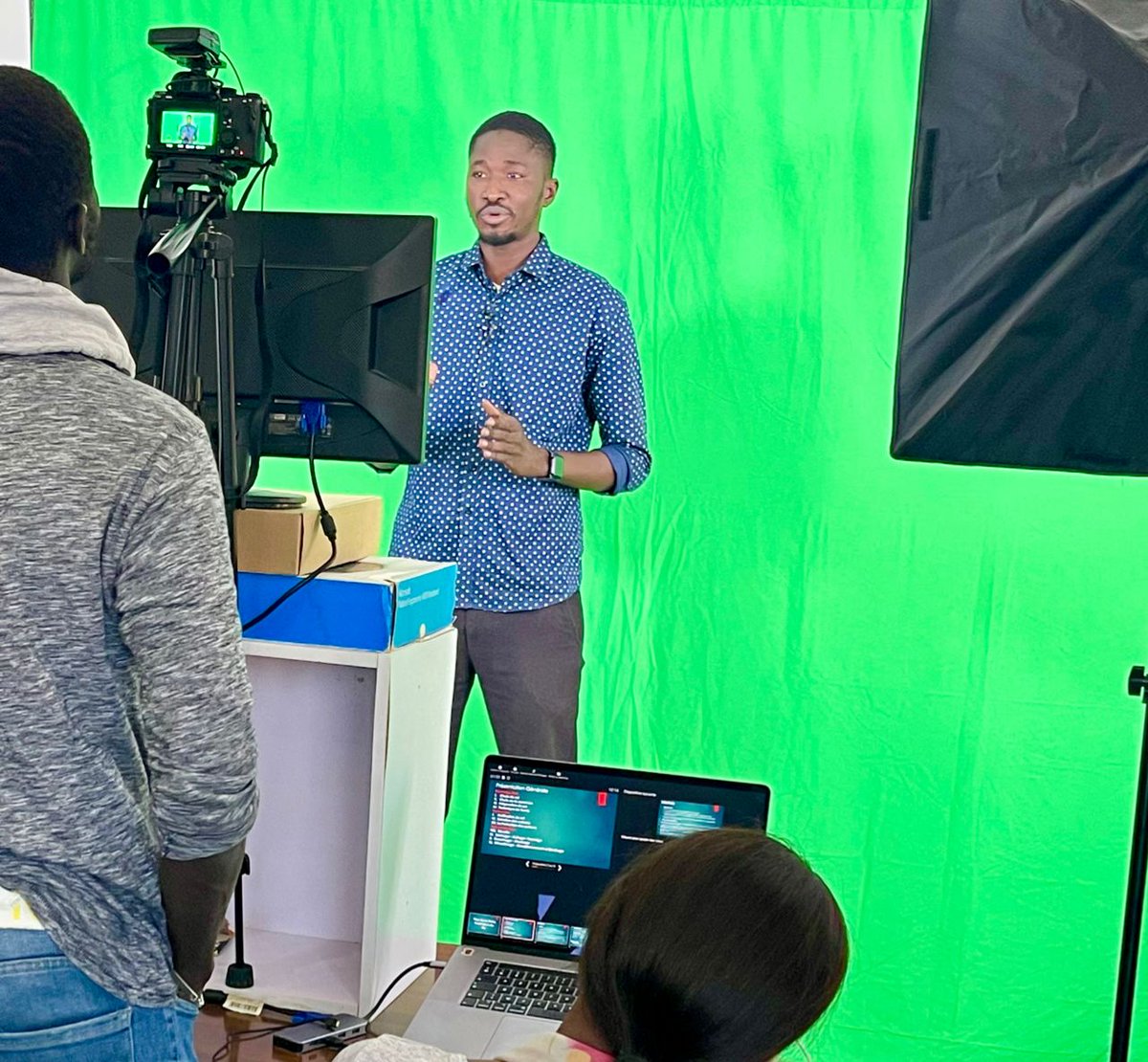 mlouma_sn's tweet photo. Tournage de vidéos de cours sur les bonnes pratiques agricoles avec des experts métiers dans nos locaux.
La team multimédia sur le feu de l'action🤜.
#mlouma #agritech #bonnepratiqueagricole #consommerlocal https://t.co/x3csd5SzFG
