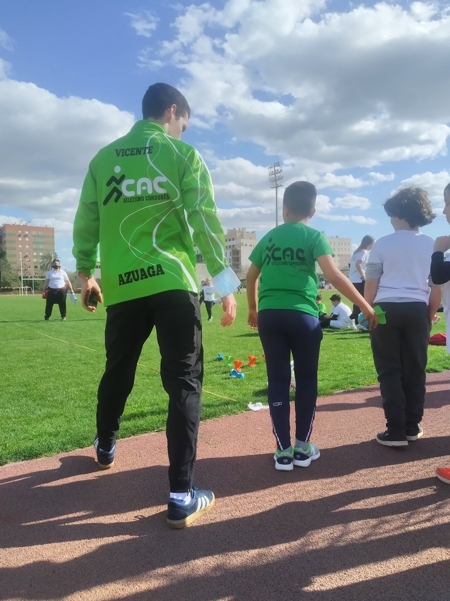 Nuestro monitor, Vicente Merino enseñando la técnica de lanzamiento a su atleta en una prueba más! 😉🔝