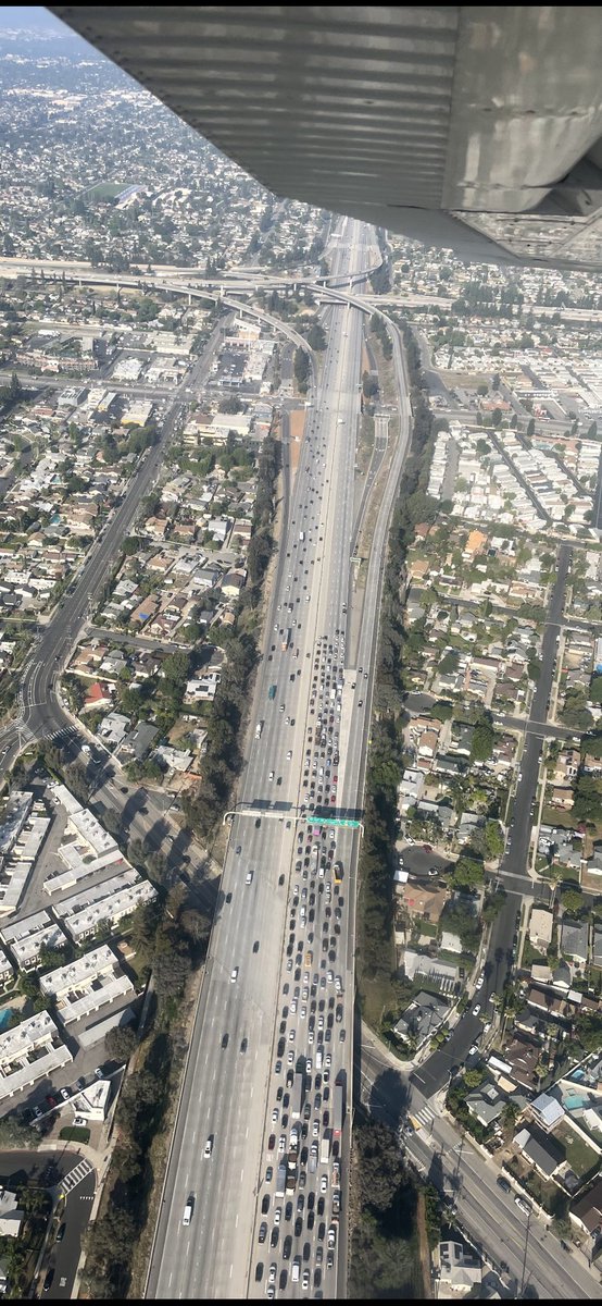 KFIintheSKY's tweet photo. Tough morning!! Fires and horrible crashes!! You’re looking at the west side of 118 approaching the 405, Mission Hills, SFV!! All closed!! Complicated crash! Extreme delays!! Stay with kfi640AM for live updates!! Kfiinthesky https://t.co/EuclsuN7nU