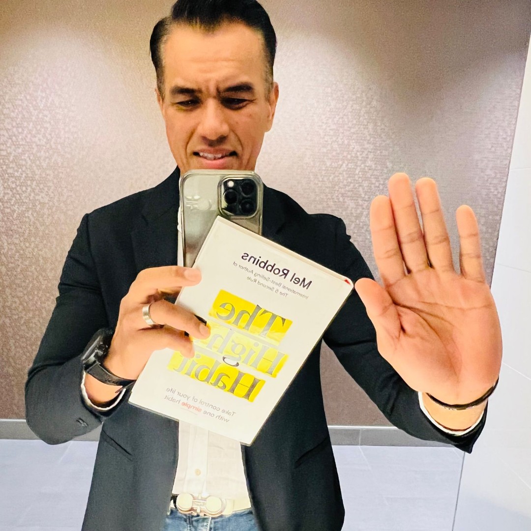 ThaiKlamTeam's tweet photo. The Team and I are thankful to have joined with @compass #6AMers reading @melrobbins book "The High 5 Habit" this past month. We are happy to announce we have accepted the #high5challenge to high 5 ourselves in the mirror every morning! Join us and share your own high 5 https://t.co/NI2BXbzchr