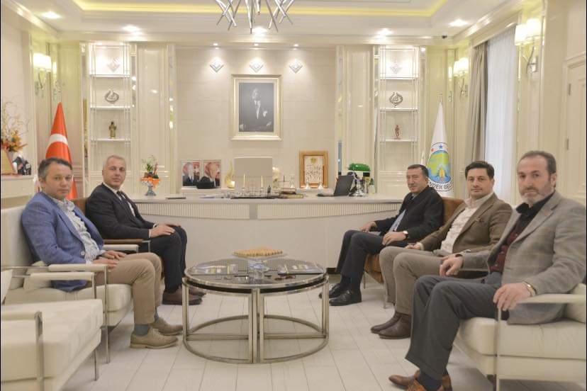 Önceki dönem Bilim, Sanayi ve Teknoloji Bakan Yardımcımız Sn. Hasan Ali Çelik, Hendek İlçe başkanımız Sn.Hasan Serdar Baykal ile Hendek Belediye Başkanı Sn. Turgut Babaoğlu’nu makamında ziyaret etti.