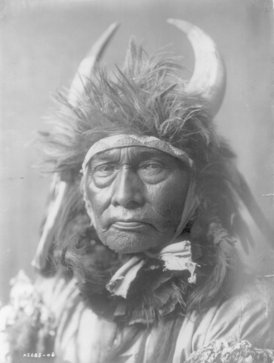 PastInColor's tweet photo. Bull Chief, warrior of the Apsáalooke (Crow Tribe), photographed by Edward S. Curtis in the year 1908
#20DaysofNativeColors 8/20
#colorized #colorization #crowtribe #crownation #apsaalooke #Indigenous #indigenoushistory #native #nativeamerican #apsaroke #Absaroka #Montana https://t.co/AbPy12cmAR