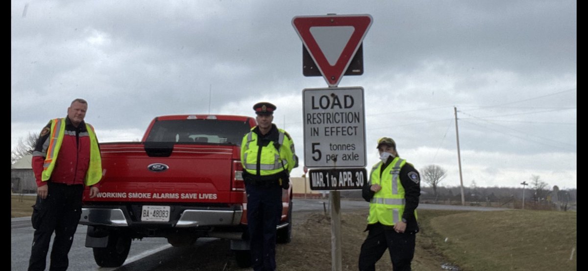 Members of ⁦@6Nrps⁩ joined our Community Safety Partners ⁦@Port_Fire⁩ and ⁦@PortColborne⁩ ByLaw addressing Heavy Load Road Restrictions. Please #HaulSafe #CommunityFirst.