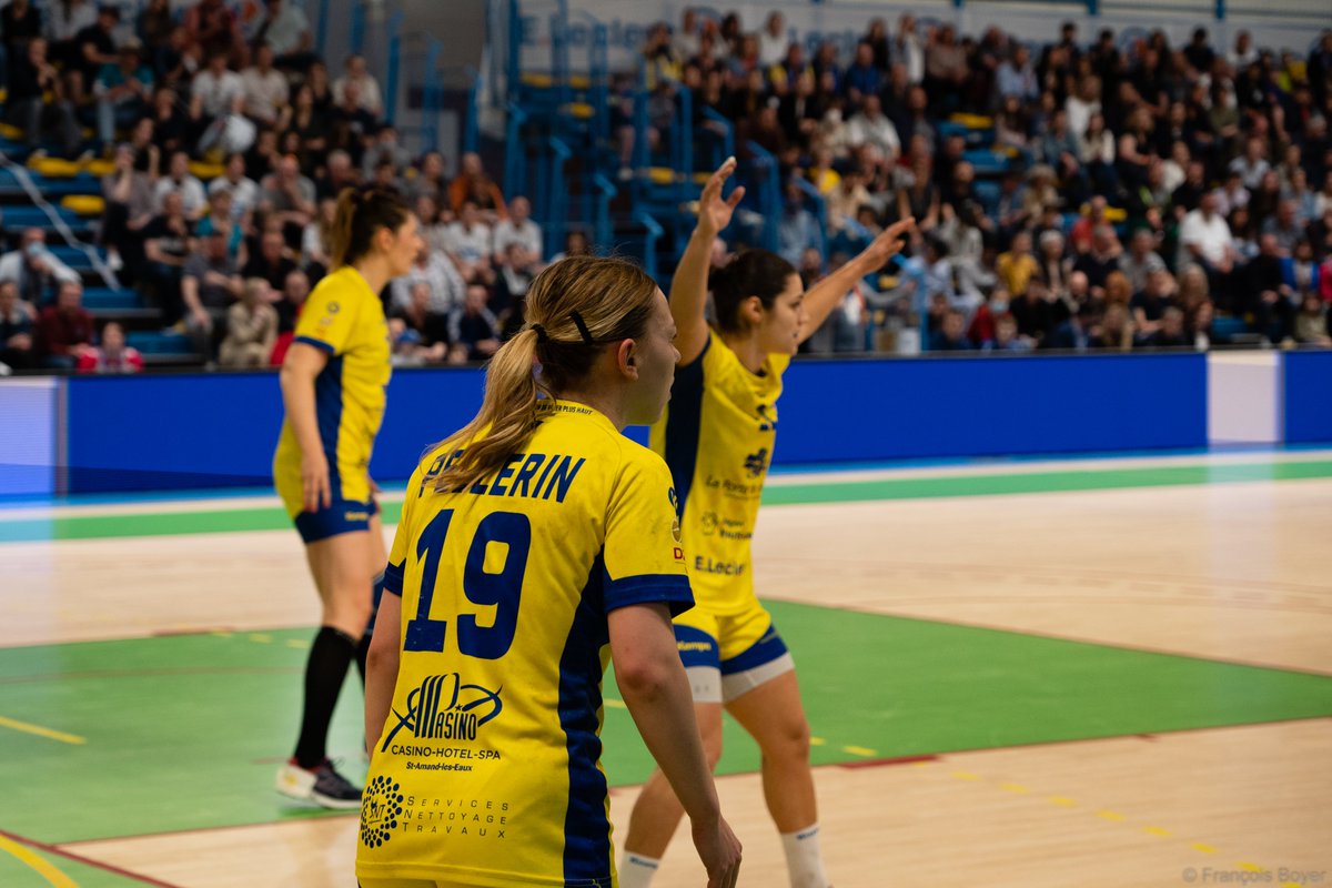 SaintAmandHand's tweet photo. 𝗥���𝘁𝗼𝘂𝗿 𝗲𝗻 𝗶𝗺𝗮𝗴𝗲𝘀 sur le derby du nord où nos Louves sont restées devant au score du début à la fin 🐺

Victoire 2️⃣6️⃣ - 1️⃣9️⃣ 💛💙

Merci encore à tous d'être venu, c'était une ambiance de feu 🔥

👋 @departement59 

📸 François Boyer https://t.co/ti2Ga7YYkp