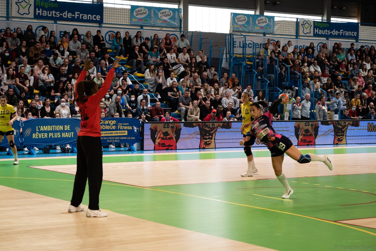 SaintAmandHand's tweet photo. 𝗥���𝘁𝗼𝘂𝗿 𝗲𝗻 𝗶𝗺𝗮𝗴𝗲𝘀 sur le derby du nord où nos Louves sont restées devant au score du début à la fin 🐺

Victoire 2️⃣6️⃣ - 1️⃣9️⃣ 💛💙

Merci encore à tous d'être venu, c'était une ambiance de feu 🔥

👋 @departement59 

📸 François Boyer https://t.co/ti2Ga7YYkp
