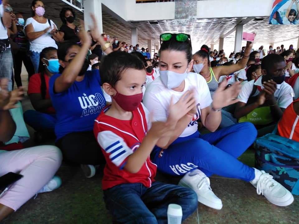 Emociona compartir cada espacio con ellos y saber de sus impresiones en este Festival. Felicidades pioneros... Ustedes son los que saben querer, ustedes son la esperanza del mundo... #VamosConTodo #CubaVive <a href="/DiazCanelB/">Miguel Díaz-Canel Bermúdez</a> <a href="/DrRobertoMOjeda/">Dr. Roberto Morales Ojeda</a> <a href="/UJCdeCuba/">UJC de Cuba</a>