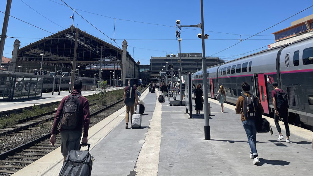 Numerama's tweet photo. Vous n’aimez pas SNCF Connect ? Voici d’autres apps pour réserver un train https://t.co/9bITFdOJew https://t.co/xKjxXySgjd