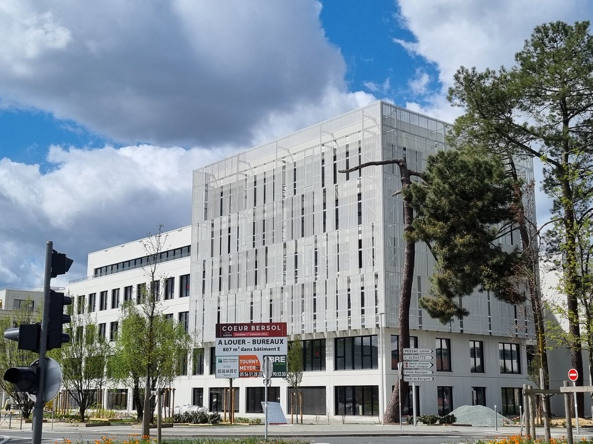 RaynalPessac's tweet photo. 🏢 Je suis ravi que la Direction des Système d'Information de @pole_emploi s'installe à Bersol. Le choix de cette nouvelle localisation participe à la revitalisation de la zone économique et de l'entrée de la ville de #pessac
#economie #emploi https://t.co/ox2BAr5rGz