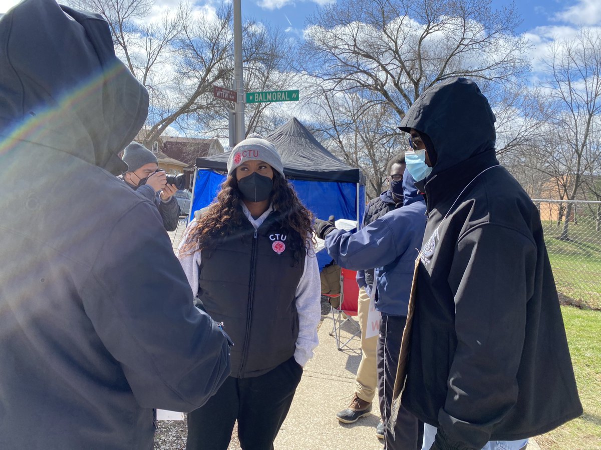 Miclelle's tweet photo. We had some special guests on the line already! @stacydavisgates stopped by to show her #solidarity. #ctu are the best! We love seeing their union garb when they stop by to say hello! #IStandWithIBEW #IBEWLocal1220 #UnionStrong #UnionsForAll #teachers #Strike #WorkersUnite https://t.co/O9no25rDhL